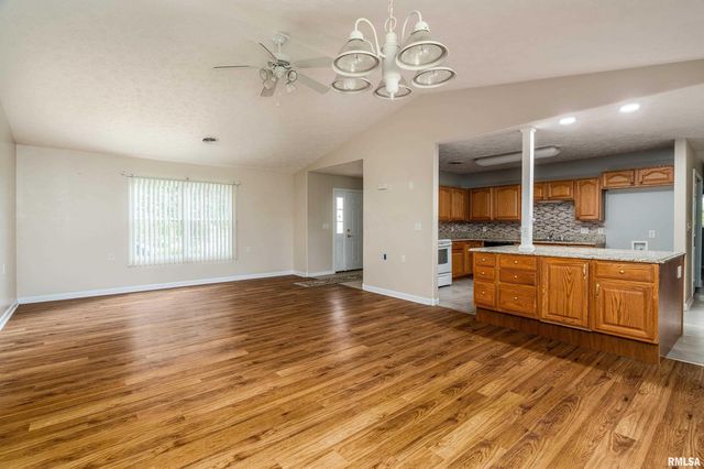 1500 APACHE Drive, Marion, IL 62959