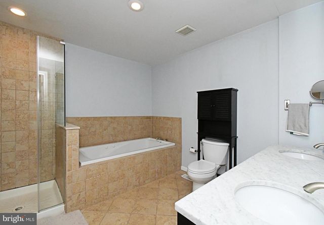 32 SKYVIEW WAY, Newtown, PA 18940