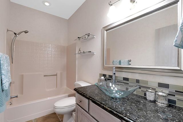 114 S Lakeside Dr, Andover, KS 67002