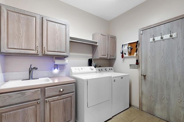 114 S Lakeside Dr, Andover, KS 67002