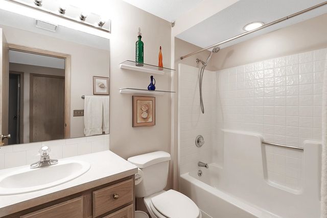 114 S Lakeside Dr, Andover, KS 67002