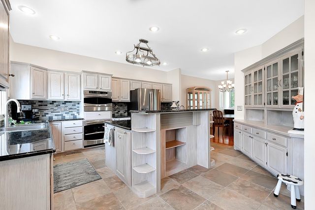 114 S Lakeside Dr, Andover, KS 67002