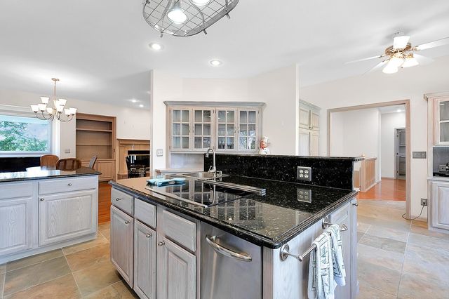 114 S Lakeside Dr, Andover, KS 67002