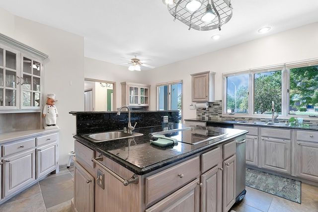 114 S Lakeside Dr, Andover, KS 67002