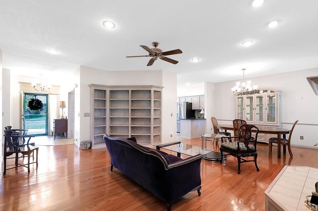 114 S Lakeside Dr, Andover, KS 67002