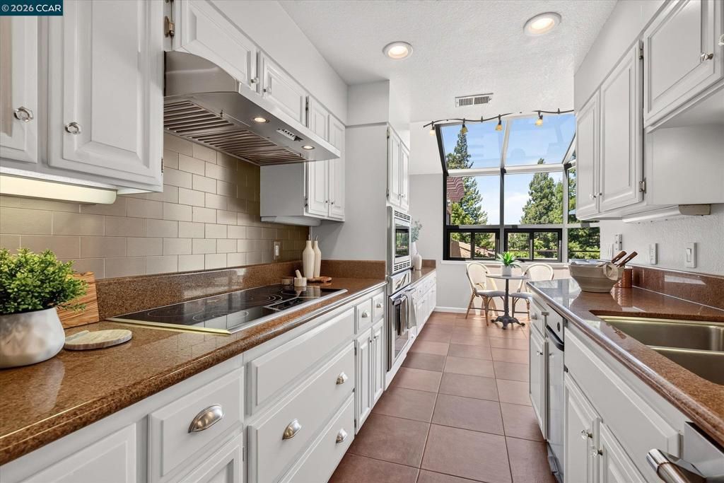 Image 17 of property listing at 3279 Mt Diablo Ct 18, Lafayette, CA 94549