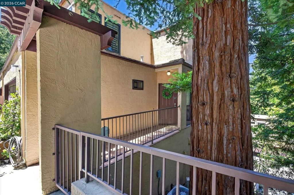 Image 2 of property listing at 3279 Mt Diablo Ct 18, Lafayette, CA 94549