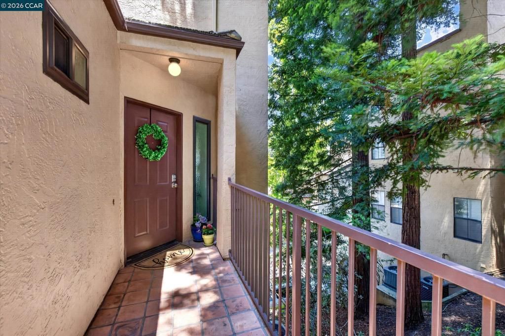 Image 3 of property listing at 3279 Mt Diablo Ct 18, Lafayette, CA 94549