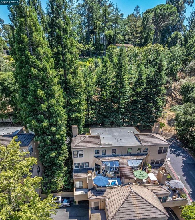 Image 34 of property listing at 3279 Mt Diablo Ct 18, Lafayette, CA 94549