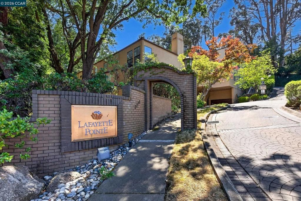 Image 40 of property listing at 3279 Mt Diablo Ct 18, Lafayette, CA 94549