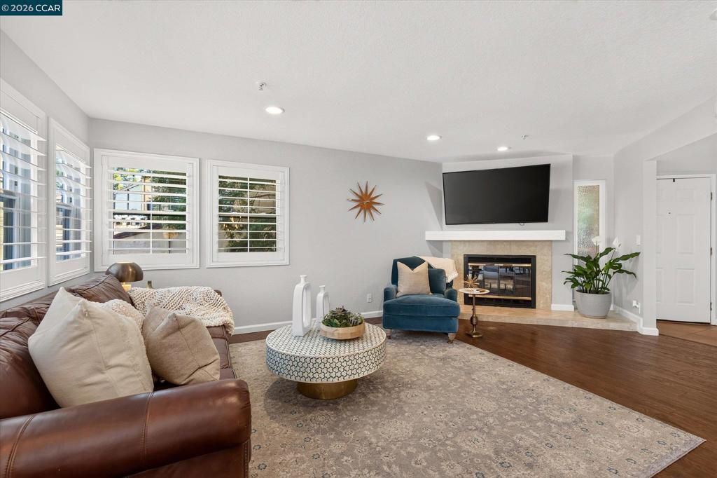Image 5 of property listing at 3279 Mt Diablo Ct 18, Lafayette, CA 94549