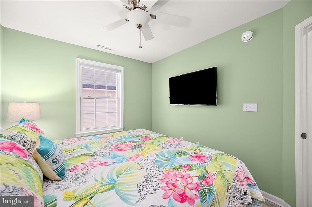 Image 33 of property listing at 208 7TH ST #2, Ocean City, MD 21842
