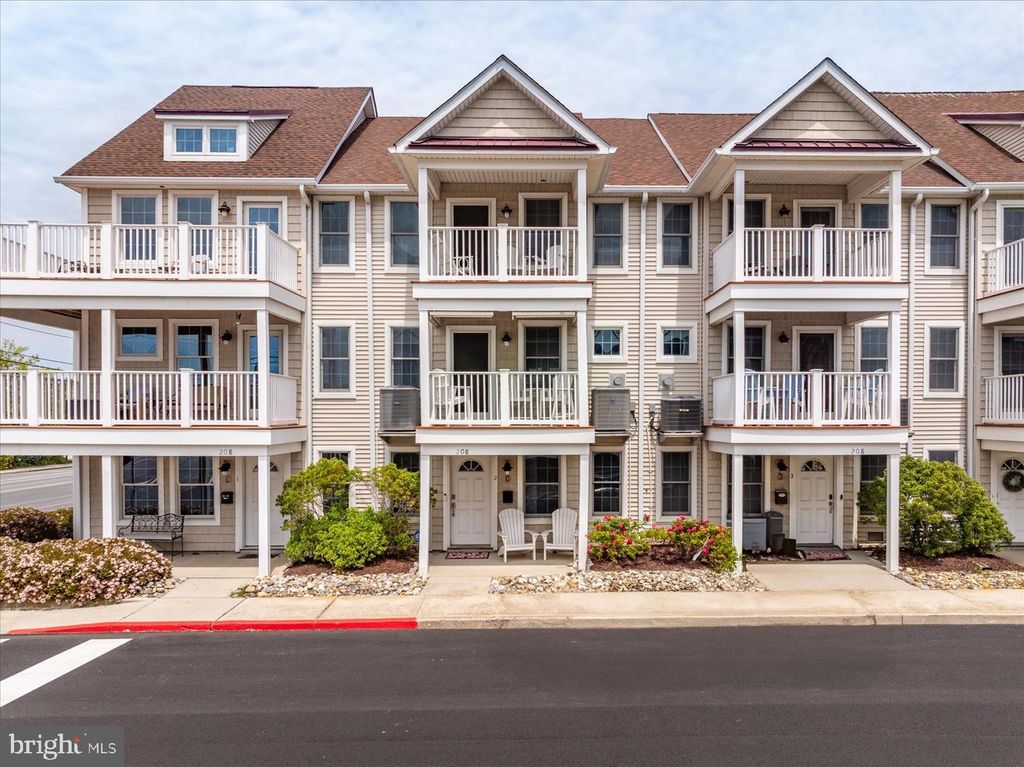 Image 4 of property listing at 208 7TH ST #2, Ocean City, MD 21842