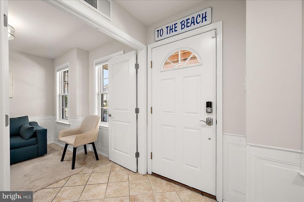 Image 7 of property listing at 208 7TH ST #2, Ocean City, MD 21842