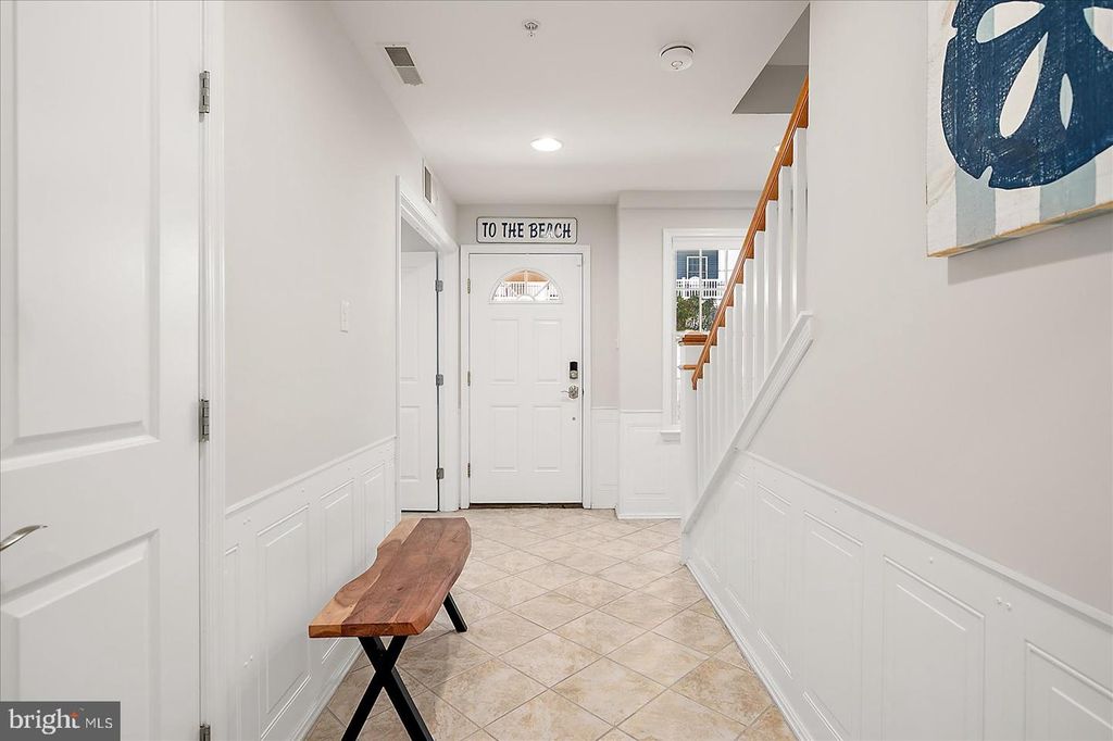 Image 8 of property listing at 208 7TH ST #2, Ocean City, MD 21842