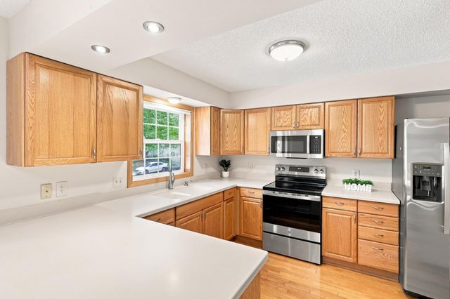 6512 Gray Fox Curve, Chanhassen, MN 55317