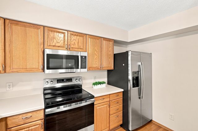 6512 Gray Fox Curve, Chanhassen, MN 55317