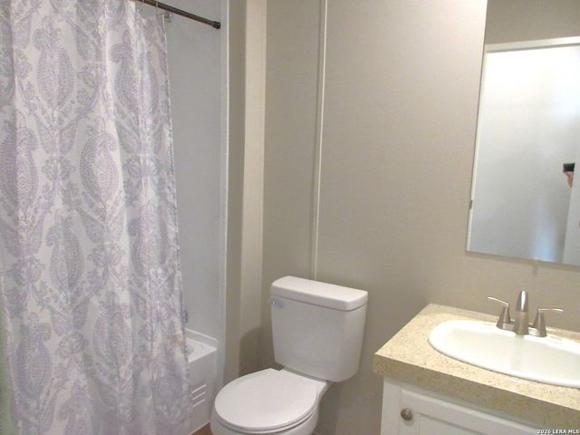 204 County Road 7725, Natalia, TX 78059