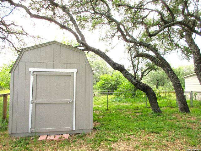 204 County Road 7725, Natalia, TX 78059