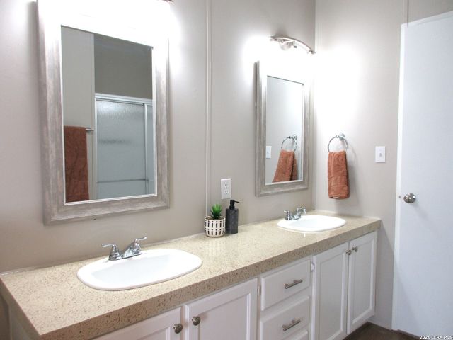 204 County Road 7725, Natalia, TX 78059