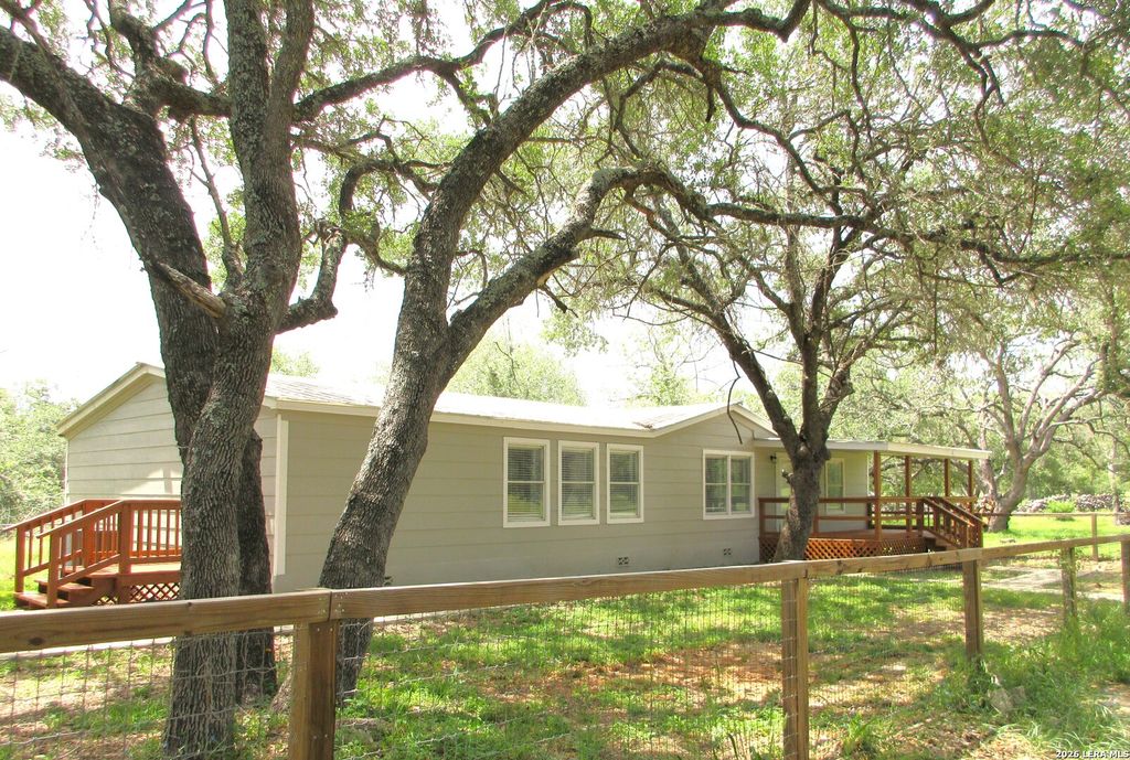 204 County Road 7725, Natalia, TX 78059
