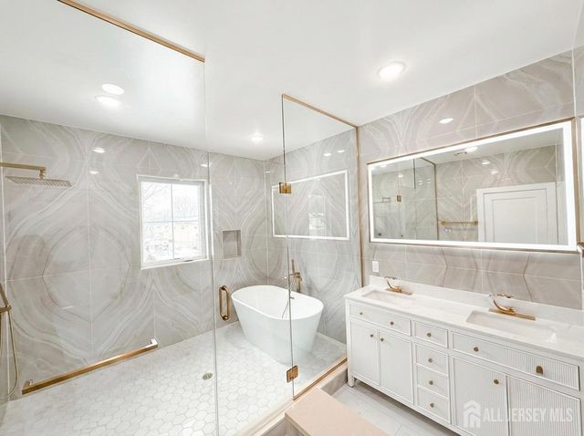 24 Norton Street, Edison, NJ 08820