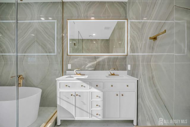 24 Norton Street, Edison, NJ 08820