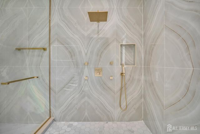 24 Norton Street, Edison, NJ 08820