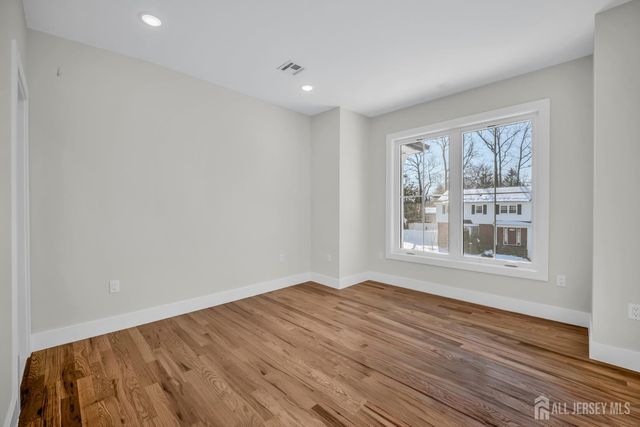 24 Norton Street, Edison, NJ 08820