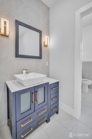 24 Norton Street, Edison, NJ 08820