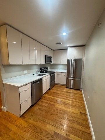 199 Pleasant St 2R, Marblehead, MA 01945