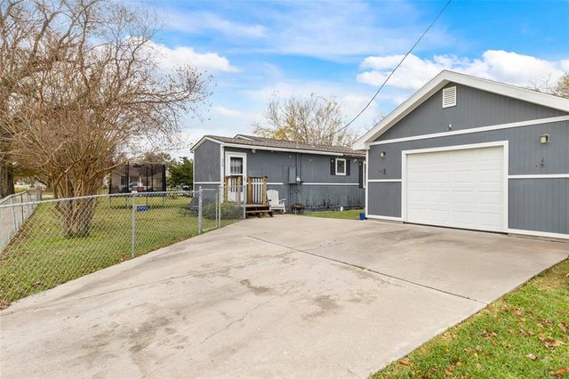 329 17th Avenue N, Texas City, TX 77590