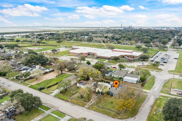 329 17th Avenue N, Texas City, TX 77590