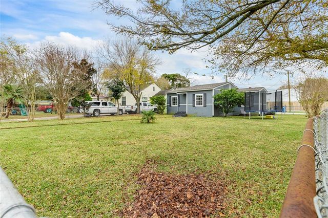 329 17th Avenue N, Texas City, TX 77590