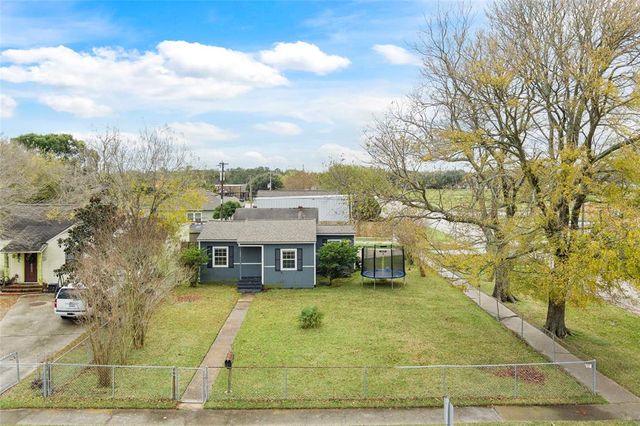 329 17th Avenue N, Texas City, TX 77590