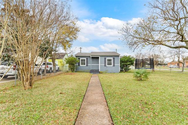 329 17th Avenue N, Texas City, TX 77590