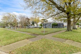 329 17th Avenue N, Texas City, TX 77590