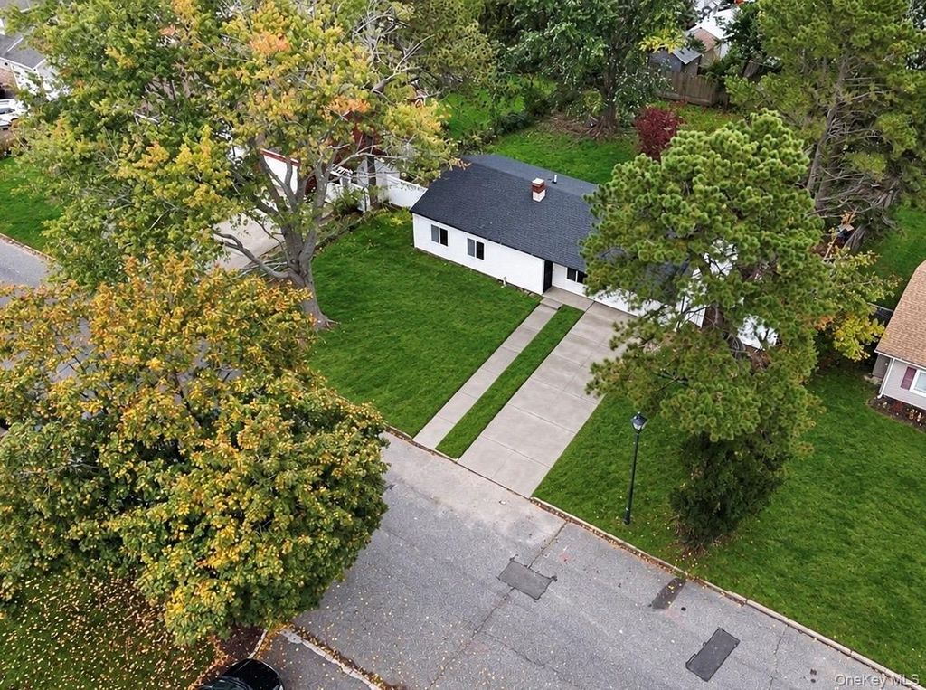 9 Balsam Drive, Medford, NY 11763 — photo 3
