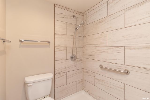 4900 N Knoxville Ave Apt 111A, Peoria, IL 61614