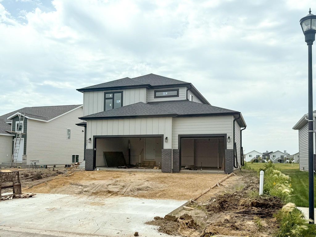 311 Lionheart Drive, Horace, ND 58047