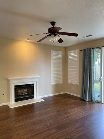 989 Laguna Drive, Lemoore, CA 93245