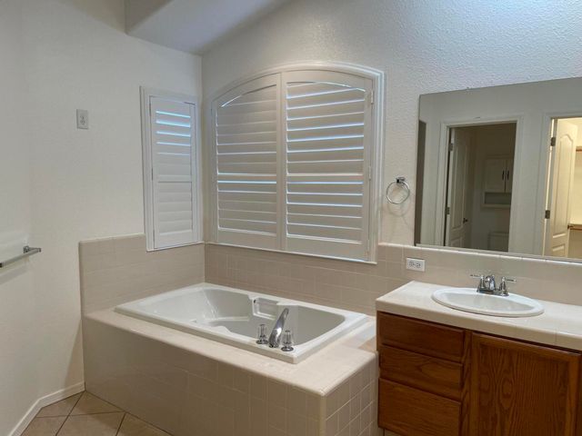 989 Laguna Drive, Lemoore, CA 93245