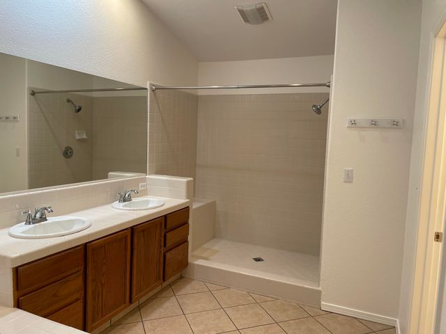 989 Laguna Drive, Lemoore, CA 93245