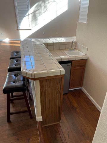 989 Laguna Drive, Lemoore, CA 93245