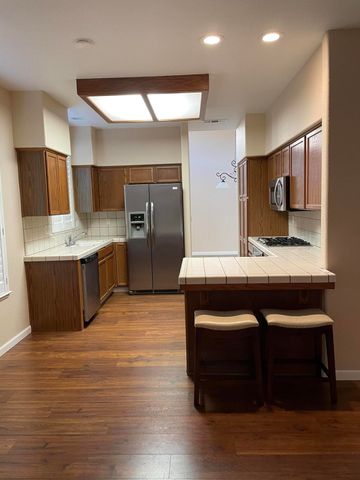 989 Laguna Drive, Lemoore, CA 93245