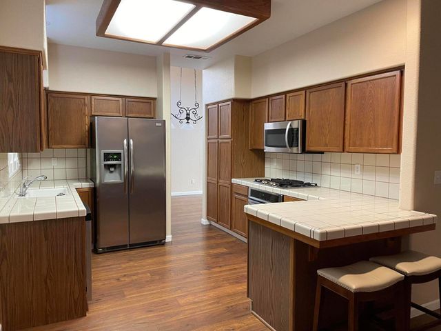 989 Laguna Drive, Lemoore, CA 93245