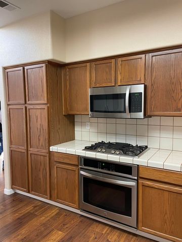 989 Laguna Drive, Lemoore, CA 93245