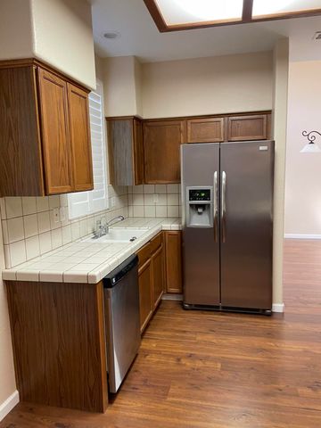 989 Laguna Drive, Lemoore, CA 93245