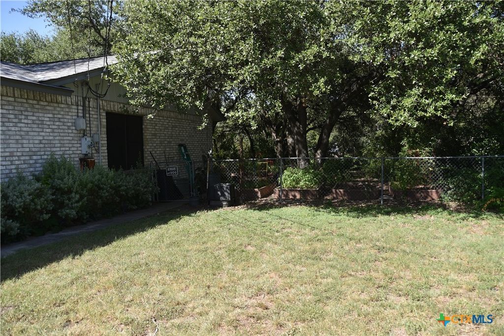 Image 13 of property listing at 306 Deerwood Drive, San Marcos, TX 78666
