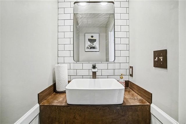 10016 N Cherry Drive, Kansas City, MO 64155